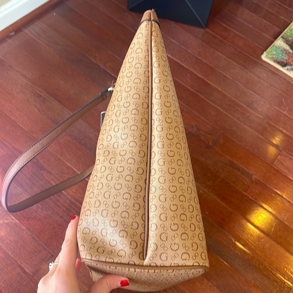 Brand New Guess Mandrake Travel Bag Large Zippered Shoulder Tote Purse in Mocha - Picture 6 of 14